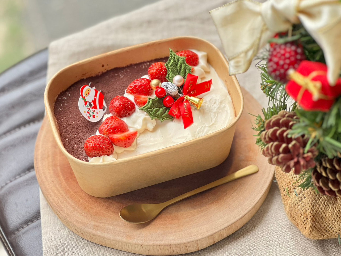 雪のようにとろける、農薬不使用米粉のティラミス生カステラ〜クリスマスに贈る特別仕立て〜